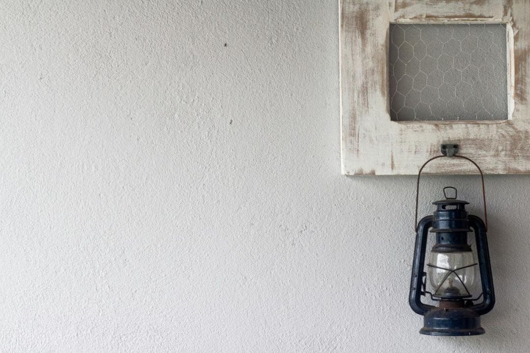 Technicien sur toiture effectuant maintenance